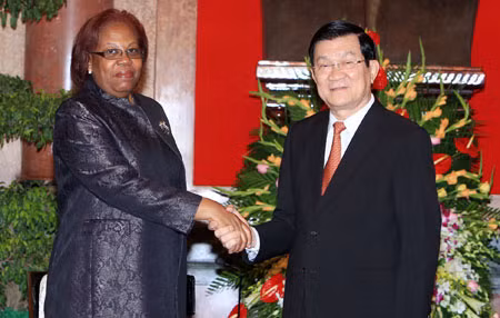 Chủ tịch nước Trương Tấn Sang và bà Maria Candida Teixeira, Bộ trưởng Khoa học Công nghệ Cộng hòa Angola. Ảnh: TTXVN.