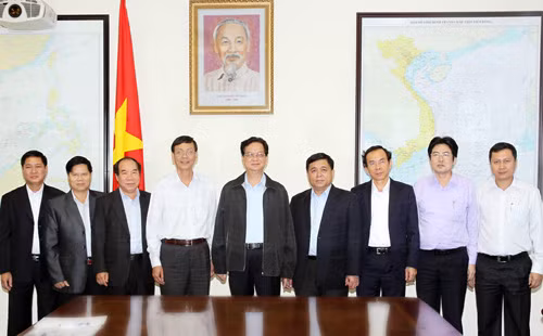 Thủ tướng Nguyễn Tấn Dũng với lãnh đạo chủ chốt tỉnh Ninh Thuận. Ảnh: TTXVN.