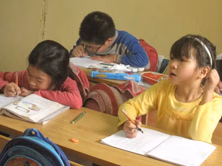 Tuy gặp khó khăn, bệnh tật, không được đến trường như bao bạn bè nhưng các em vẫn vươn lên học tập tốt.