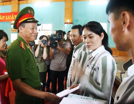 Thượng tướng Lê Quý Vương, Ủy viên Trung ương Đảng, Thứ trưởng Bộ Công an, Ủy viên thường trực Hội đồng tư vấn đặc xá Trung ương trao quyết định cho các phạm nhân tại Trại giam Hoàng Tiến.