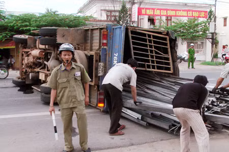 Hiện trường ô tô chở thép bị lật.