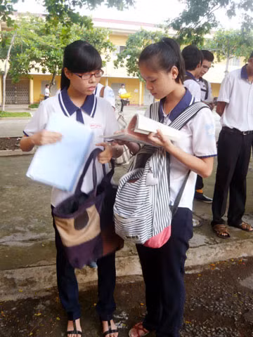 Nhiều thí sinh bị “trật tủ” môn Lịch sử. Trong ảnh: Các thí sinh trường Châu Văn Liêm ôn lại bài trước khi vào phòng thi.