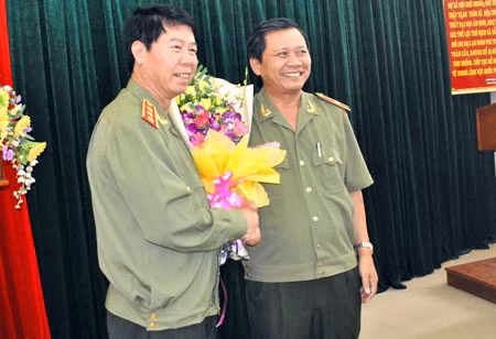 Lãnh đạo UBND và Công an tỉnh Gia Lai tặng hoa chúc mừng nhân dịp Thứ trưởng Bùi Văn Nam vừa được thăng cấp bậc hàm Thượng tướng.