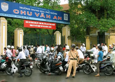 Lực lượng CSGT Công an Hà Nội phân luồng đảm bảo giao thông, kiên quyết không để xảy ra ùn tắc trong kỳ thi.