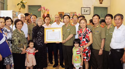 Thừa ủy quyền của Chủ tịch nước, Thượng tướng Đặng Văn Hiếu, Ủy viên Trung ương Đảng, Thứ trưởng Thường trực Bộ Công an trao tặng Huân chương Độc lập hạng Nhất cho gia đình cố Thứ trưởng Nguyễn Minh Tiến.