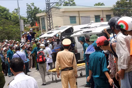 Do vết thương quá nặng, 3 công nhân quốc phòng đang thi công công trình đã tử vong tại hiện trường; 1 chiến sỹ gác trực tại vọng gác được cứu sống với nhiều vết thương.