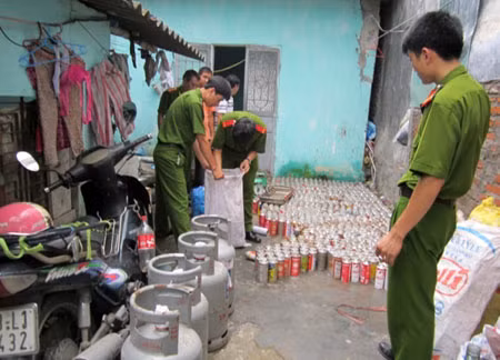 Một cơ sở sang chiết gas trái phép bị lực lượng chức năng phát hiện.