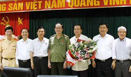 Bộ trưởng Bộ Công an Trần Đại Quang, Bộ trưởng Bộ Giao thông - Vận tải Đinh La Thăng cùng các đại biểu tại buổi gặp mặt.