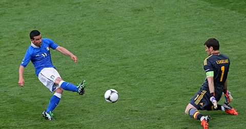 Di Natale hạ thủ thành Casillas đưa Italy dẫn trước 1 - 0.