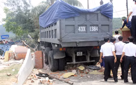Xe tải BKS 43H-1384 gây tai nạn kinh hoàng tại Doanh trại Quân đội Vùng 3, Hải Quân số (Phan Đăng Vinh, quận Sơn Trà, Đà Nẵng).