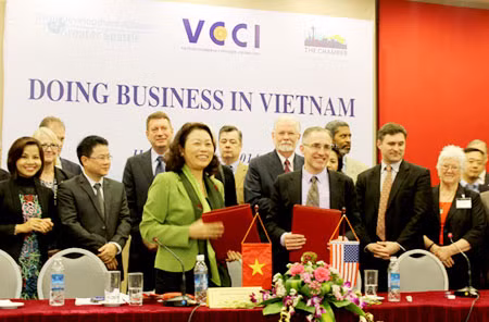 Lễ ký thỏa thuận hợp tác giữa VCCI và Liên minh phát triển Thương mại của Seattle, Hoa Kỳ về việc hỗ trợ phát triển kinh doanh giữa DN hai nước.