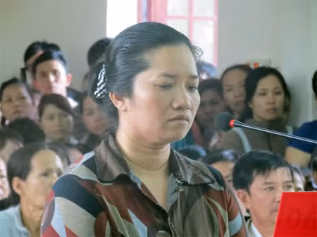 Bị cáo Lê Thị Hường đứng trước vành móng ngựa.