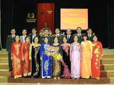 Trung tướng Vũ Xuân Sinh, Tư lệnh Bộ Tư lệnh Cảnh vệ, Bộ Công an cùng các đại biểu dự buổi gặp mặt truyền thống.