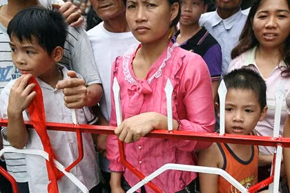 Dù chương trình diễu binh diễu hành đã kết thúc nhưng rất nhiều người dân đổ về khu vực Ba Đình để đón chờ.