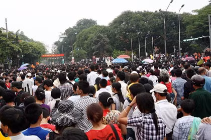 Ngã tư Tôn Đức Thắng - Nguyễn Thái Học, người ta trèo cả lên tường Văn Miếu.