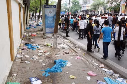 Vỉa hè ngập rác.
