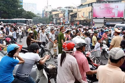 Ngã tư Nguyễn Khuyến - Lê Duẩn. Hàng chục chiến sĩ cảnh sát được huy động để giải tỏa.