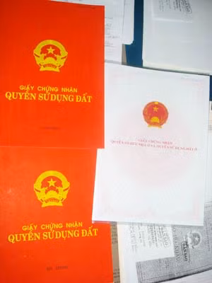 Những sổ đỏ giả Nguyễn Thị Bình sử dụng để vay tiền của một số cá nhân.