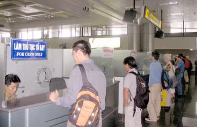 Công an cửa khẩu Nội Bài làm thủ tục cho khách.