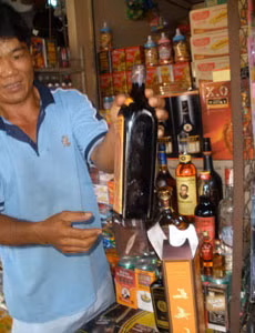 Cẩn trọng trước những chai rượu "trường xuân" không rõ nguồn gốc được rao bán tại chợ Tịnh Biên.