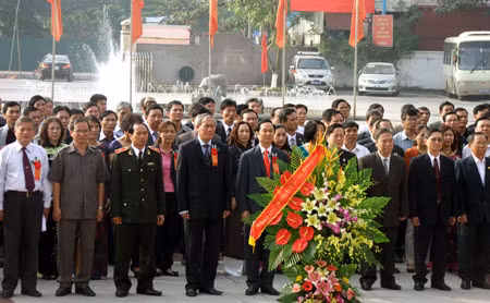 Trung tướng Phạm Quý Ngọ, Ủy viên TW Đảng, Thứ trưởng Bộ Công an và các cựu học viên D2, dâng hương tượng đài Bác Hồ trong khuôn viên Học viện CSND.