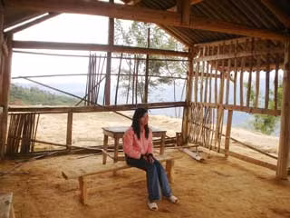 Cô giáo vùng cao bên lớp học. Ảnh: Phạm Ngọc Dương.