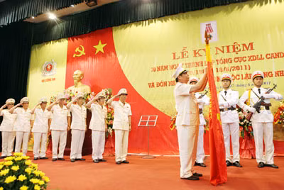 Đại tướng Lê Hồng Anh, Ủy viên Bộ Chính trị, Bí thư Đảng ủy Công an TW, Bộ trưởng Bộ Công an thay mặt lãnh đạo Đảng, Nhà nước gắn Huân chương Độc lập hạng Nhất lên lá cờ truyền thống của Tổng cục XDLL CAND.