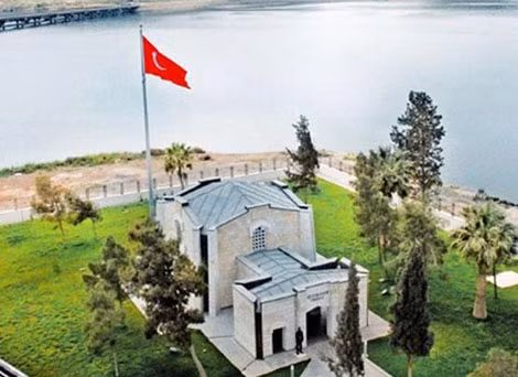 Lăng mộ Suleyman Shah bên dòng sông Euphrates. (Nguồn: worldbulletin.net).