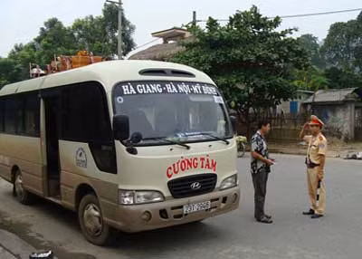 Lực lượng CSGT Hà Giang đang kiểm tra một xe khách.