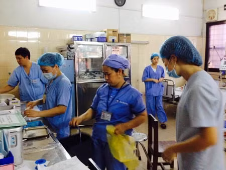 Không khí làm việc luôn khẩn trương, im lặng.