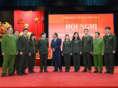 Trung tướng Nguyễn Xuân Mười, Phó Tổng cục trưởng Tổng cục Xây dựng lực lượng CAND; đồng chí Nguyễn Văn Ngàng, Phó Chủ tịch Tổng Liên đoàn Lao động Việt Nam với các đại biểu tham dự Hội nghị.