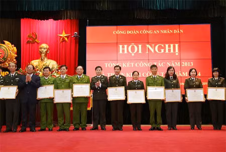 Trung tướng Nguyễn Xuân Mười, Phó Tổng cục trưởng Tổng cục Xây dựng lực lượng CAND; đồng chí Nguyễn Văn Ngàng, Phó Chủ tịch Tổng Liên đoàn Lao động Việt Nam tặng Bằng khen cho các tập thể, cá nhân có thành tích xuất sắc.