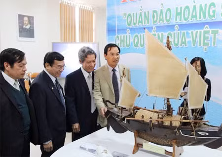Lãnh đạo TP cùng cán bộ, SV ĐH Ngoại ngữ Đà Nẵng tham quan các tư liệu khẳng định chủ quyền của Việt Nam với quần đảo Hoàng Sa.