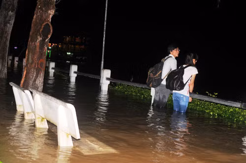 Mưa lớn cộng triều cường khiến khu vực bến Ninh Kiều ngập nặng