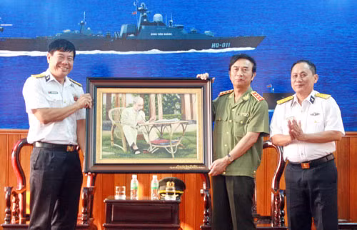 Thứ trưởng Thường trực Đặng Văn Hiếu tặng quà lưu niệm cho Đảng ủy, Bộ Tư lệnh Vùng 4 Hải quân, Tàu hộ vệ tên lửa HQ-012 Lý Thái Tổ, Lữ đoàn tàu ngầm 189