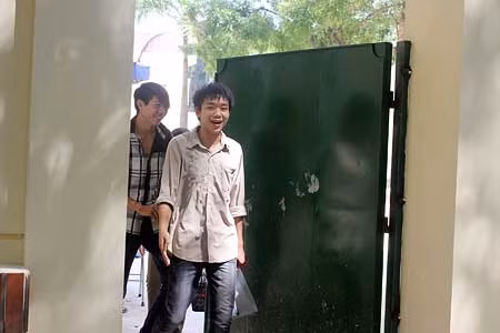 Đề Địa lý nhẹ nhàng, nhiều sĩ tử nộp bài sau 2/3 thời gian (Ảnh chụp tại HĐ thi Trường THPT Phan Huy Chú 9h20 ngày 10/7).