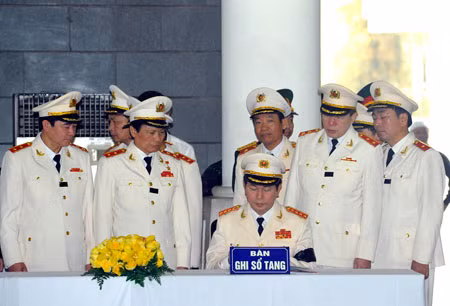 Đại tướng Trần Đại Quang, Ủy viên Bộ Chính trị, Bí thư Đảng ủy Công an Trung ương, Bộ trưởng Bộ Công an ghi sổ tang Đại tướng Võ Nguyên Giáp. Ảnh: Minh Trí