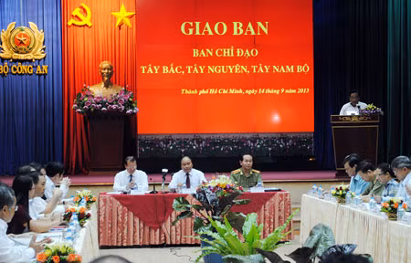 Các đồng chí Nguyễn Xuân Phúc, Trần Đại Quang, Vũ Văn Ninh chủ trì hội nghị.