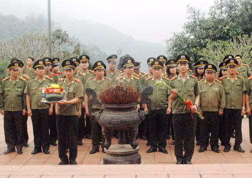 Đoàn Văn phòng Bộ Công an làm lễ dâng hương tưởng niệm Chủ tịch Hồ Chí Minh tại khu di tích ATK Định Hóa
