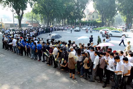 Dòng người dài bất tận trên đường phố Hà Nội vào tưởng niệm Đại tướng Võ Nguyên Giáp tại nhà riêng. Ảnh: TTXVN