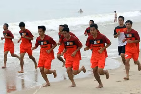 ĐT Việt Nam đang rèn thể lực tại bãi biển Nha Trang - Khánh Hòa (ảnh: VFF)