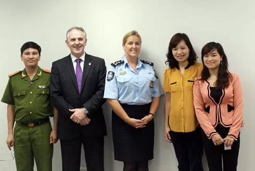 Thiếu tướng Chris McDevitt, Trưởng sỹ quan liên lạc Cảnh sát Liên bang Australia tại Hà Nội và các đại biểu
