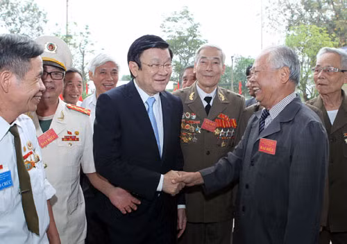 Chủ tịch nước Trương Tấn Sang với các chiến sĩ cách mạng bị địch bắt, tù đày tỉnh Vĩnh Phúc. Ảnh: TTXVN