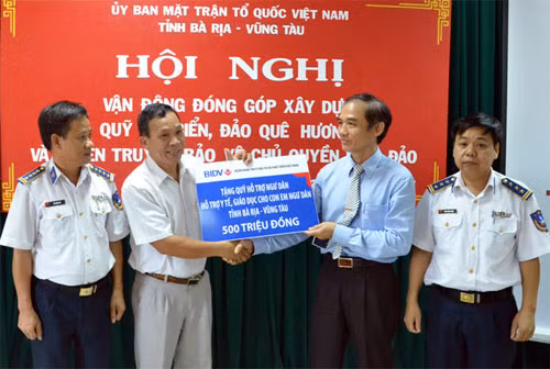Ngân hàng BIDV trao tặng 500 triệu đồng hỗ trợ ngư dân tỉnh Bà Rịa – Vũng Tàu.