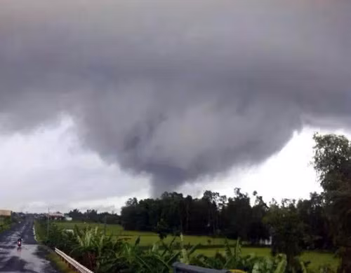 Lốc xoáy quét qua thị trấn Cờ Đỏ, huyện Cờ Đỏ, TP Cần Thơ lúc 7h sáng ngày 30/7