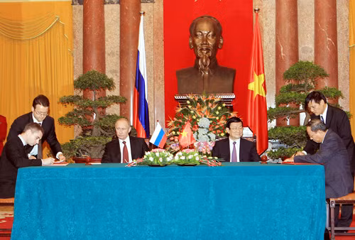 Chủ tịch nước Trương Tấn Sang và Tổng thống Liên bang Nga Vladimir Putin chứng kiến Lễ ký giữa nước CHXHCN Việt Nam và Liên bang Nga về chuyển giao người bị kết án phạt tù. Ảnh: TTXVN