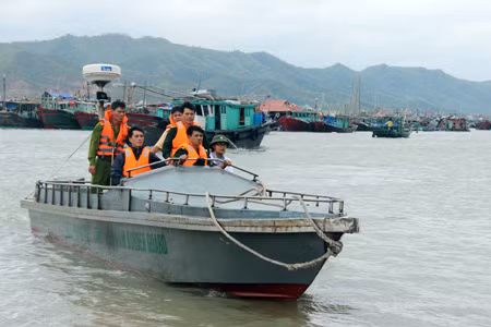 Cơ quan chức năng đang kiểm tra các khu vực bị thiệt hại. Ảnh Trịnh Mạnh