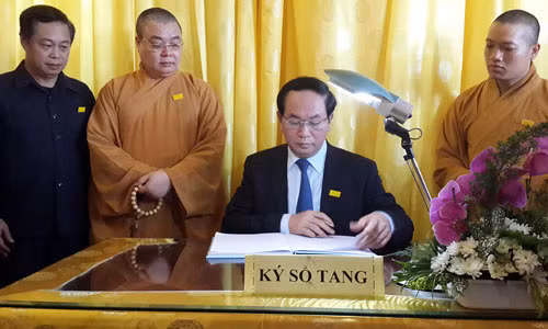 Bộ trưởng Trần Đại Quang đã bày tỏ lòng thành kính đối với những công lao của cố đại lão Hòa thượng Thích Trí Tịnh trong sự nghiệp Đại đoàn kết dân tộc. Ảnh: Trường Giang
