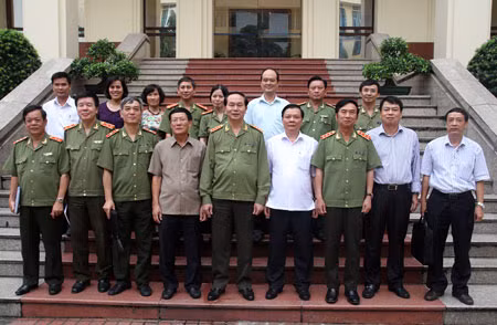 Đại tướng Trần Đại Quang, Ủy viên Bộ Chính trị, Bộ trưởng Bộ Công an; đồng chí Đinh Tiến Dũng, Ủy viên TW Đảng, Bộ trưởng Bộ Tài chính cùng các đại biểu. Ảnh Việt Hưng.
