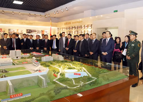 Bộ trưởng Trần Đại Quang thăm Học viện Cảnh sát Đặc nhiệm thuộc Tổng bộ Cảnh sát Vũ trang Trung Quốc.
